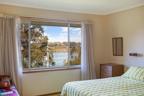 2 Water Crescent - Retro Haven - Holiday Cairns 3