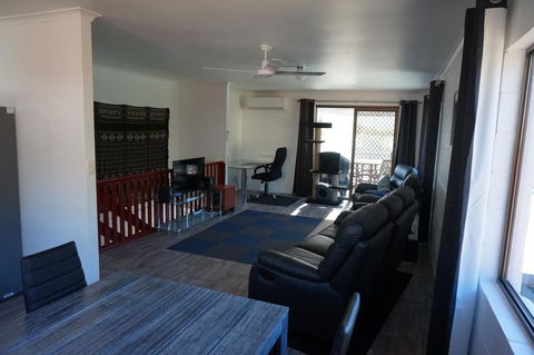 2-29 Rumbalara Avenue - Rainbow Beach, Bring Your Dog Or Your Cat Or Bring Both, Free Wi-Fi - Holiday Cairns 0
