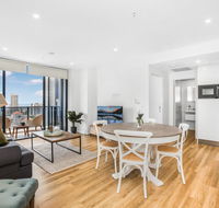2-Bed Beach Apartment with Pool Parking and Balcony - Holiday Cairns