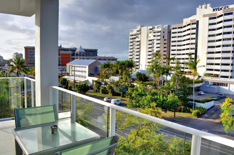 201 Lake Street - Holiday Cairns 2