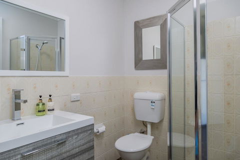 235 Mitchell Parade, Mollymook - Holiday Cairns 3