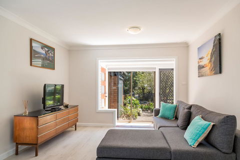 235 Mitchell Parade, Mollymook - Holiday Cairns 0