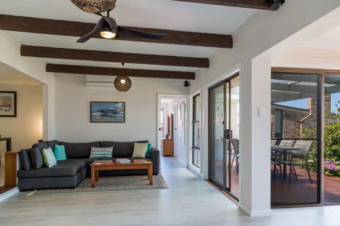 235 Mitchell Parade, Mollymook - Holiday Cairns 1