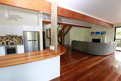 25 Naiad Court - Rainbow Shores, The Ultimate Beachside Executive Property, Air Conditioned - Holiday Cairns 1