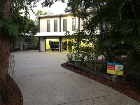 25 Naiad Court - Rainbow Shores, The Ultimate Beachside Executive Property, Air Conditioned - Holiday Cairns 0