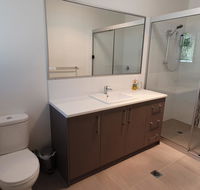 26 Satinwood Drive- Low set modern sleeps 8 - Holiday Cairns