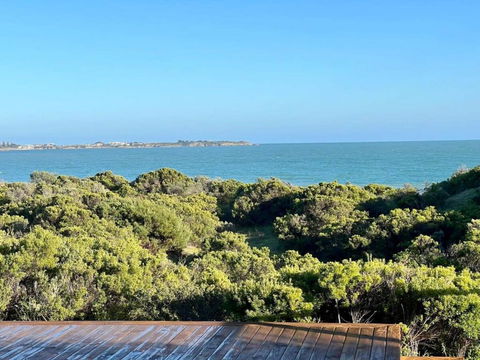 C4 Miles Beach Shack - Holiday Cairns 1
