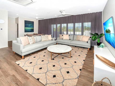 Cairns North 4-Bed With Outdoor Dining & Pool - Holiday Cairns 0