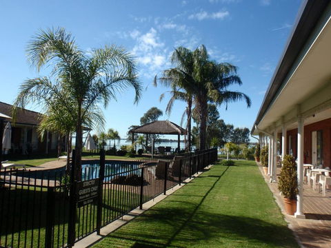 CAPRICORN MOTOR Inn - Holiday Cairns 0