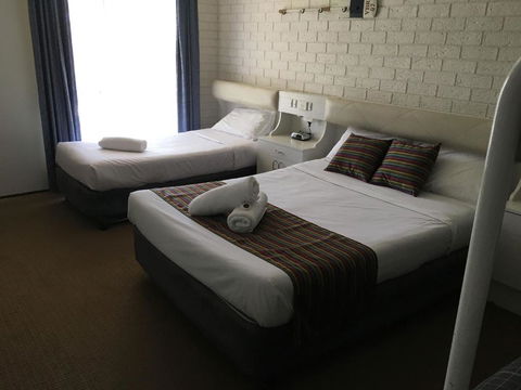 CAPRICORN MOTOR Inn - Holiday Cairns 4