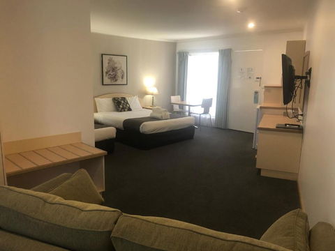CAPRICORN MOTOR Inn - Holiday Cairns 2