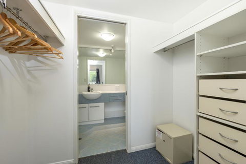 Cairns Esplanade 2BR Waterfront Apartment Sleeps 6 - Holiday Cairns 4
