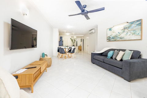Cairns Esplanade 2BR Waterfront Apartment Sleeps 6 - Holiday Cairns 3