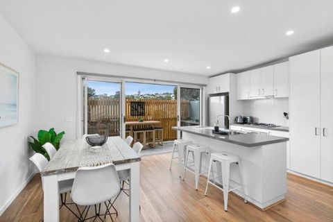 CASA EMEC- PETS WELCOME Luxury, Aircon, Walk To The Shops And Beach! Outdoor Shower And Garage Parking - Holiday Cairns 0