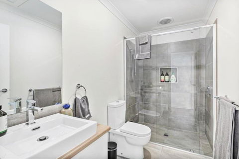 CASA EMEC- PETS WELCOME Luxury, Aircon, Walk To The Shops And Beach! Outdoor Shower And Garage Parking - Holiday Cairns 4