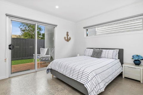 CASA EMEC- PETS WELCOME Luxury, Aircon, Walk To The Shops And Beach! Outdoor Shower And Garage Parking - Holiday Cairns 3