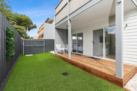 CASA EMEC- PETS WELCOME Luxury, Aircon, Walk To The Shops And Beach! Outdoor Shower And Garage Parking - Holiday Cairns 1
