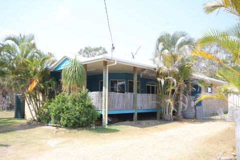 CASTAWAY BEACH HOUSE- NO Parties - NO Pets - Holiday Cairns 0