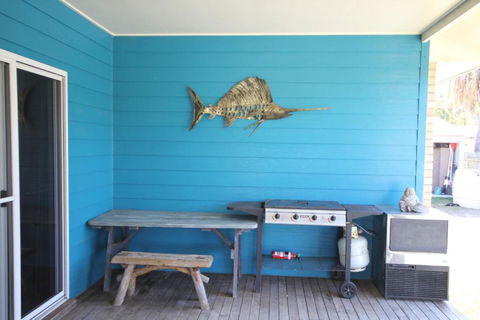 CASTAWAY BEACH HOUSE- NO Parties - NO Pets - Holiday Cairns 4