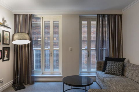CBD Executive Apartment Right By The Harbour - Holiday Cairns 1
