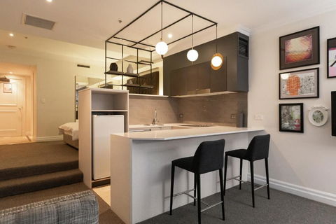 CBD Executive Apartment Right By The Harbour - Holiday Cairns 2