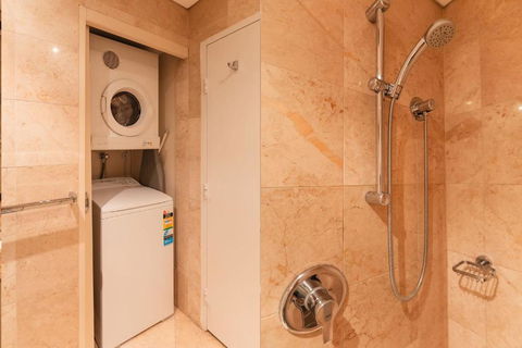 CBD Executive Apartment Right By The Harbour - Holiday Cairns 3