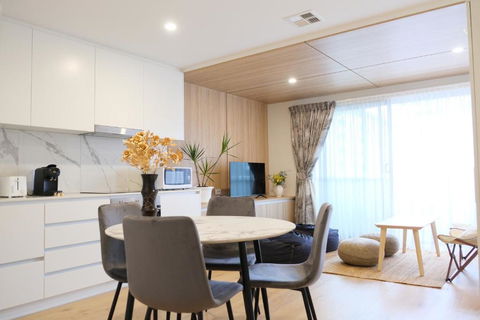 CBD Japanese Retreat 2BR 1P Brekky Wifi Netflix - Holiday Cairns 3
