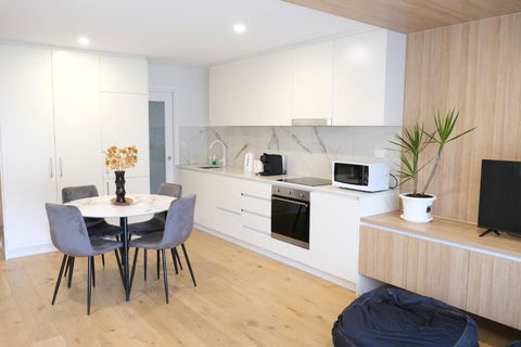 CBD Japanese Retreat 2BR 1P Brekky Wifi Netflix - Holiday Cairns 4