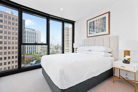 CBD High-Rise 1-Bed With Pool, Gym & View - Holiday Cairns 1
