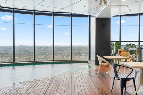 CBD High-Rise 1-Bed With Pool, Gym & View - Holiday Cairns 4