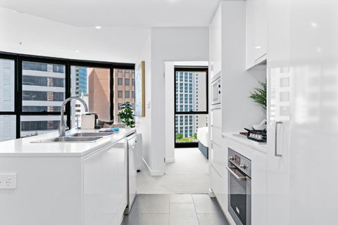 CBD High-Rise 1-Bed With Pool, Gym & View - Holiday Cairns 2
