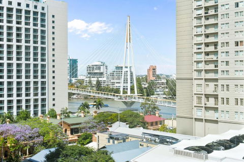 CBD High-Rise 1-Bed With Pool, Gym & View - Holiday Cairns 3