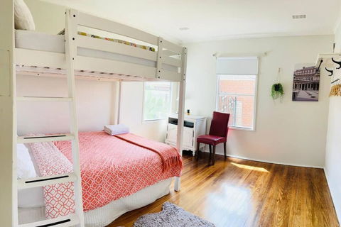 D122 Lovely London Home - Holiday Cairns 4