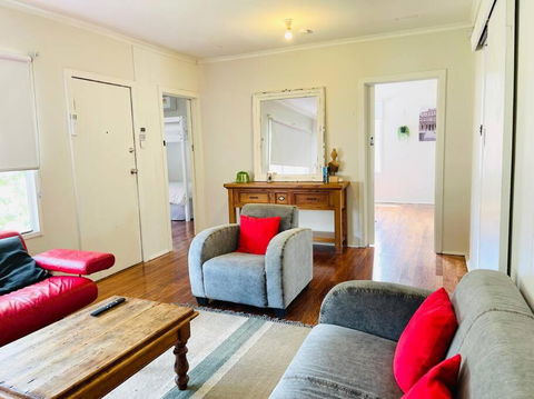 D122 Lovely London Home - Holiday Cairns 0
