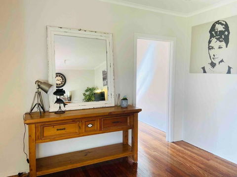 D122 Lovely London Home - Holiday Cairns 1