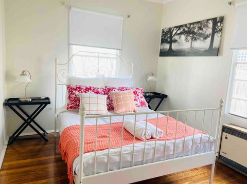 D122 Lovely London Home - Holiday Cairns 3
