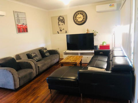 D122 Lovely London Home - Holiday Cairns 2