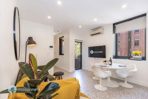 Darlinghurst Apt W A C Balcony Only A Walk To CBD - Holiday Cairns 0