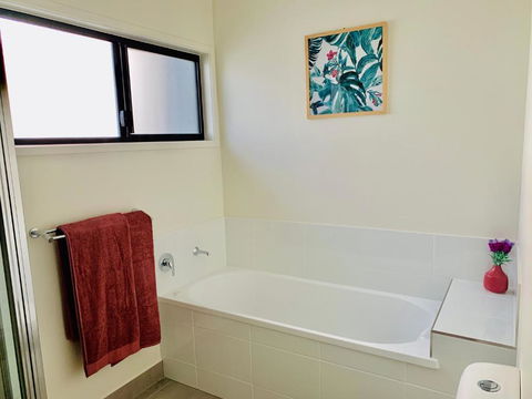 DAYDREAMING Airlie Beach, Water Views & Only 200m To Boardwalk. - Holiday Cairns 3