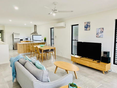 DAYDREAMING Airlie Beach, Water Views & Only 200m To Boardwalk. - Holiday Cairns 0
