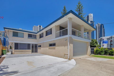 29 Stanhill Drive - Holiday Cairns 3