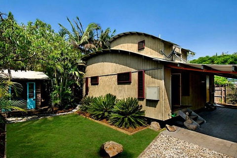 2b Manfred St - The Wave House - Holiday Cairns 1