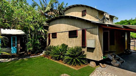 2b Manfred St - The Wave House - Holiday Cairns 0