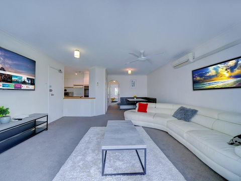 2BR Aloha Lane Main Beach Apartment - Holiday Cairns 0