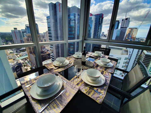 2BR EPIC VIEWS , CBD,  2 Cars , Pool, Wine, Gym, Netflix - Holiday Cairns 1