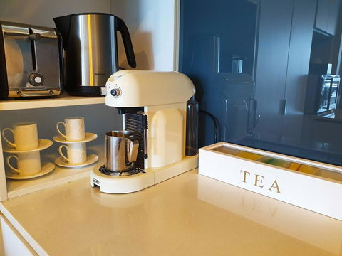 2BR EPIC VIEWS , CBD,  2 Cars , Pool, Wine, Gym, Netflix - Holiday Cairns 3