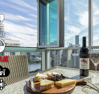 2BR EPIC VIEWS  CBD  2 Cars  Pool Wine Gym Netflix - Holiday Cairns