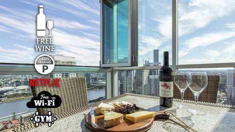 2BR EPIC VIEWS , CBD,  2 Cars , Pool, Wine, Gym, Netflix - Holiday Cairns 0