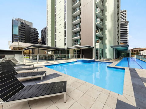 2BR EPIC VIEWS , CBD,  2 Cars , Pool, Wine, Gym, Netflix - Holiday Cairns 2