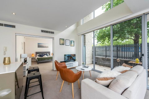 3 BDR Stylish City Retreat // Close To All And Everything In Canberra - Holiday Cairns 2